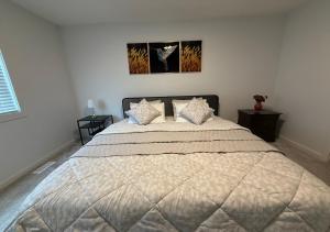 4BR Family Home Free Parking Near Banff and Stampede