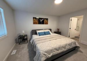 4BR Family Home Free Parking Near Banff and Stampede