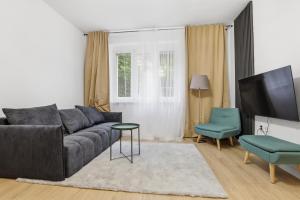 New 1BR Apt steps to Nivy and Bus Station
