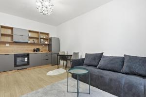 New 1BR Apt steps to Nivy and Bus Station