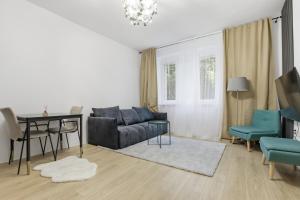 New 1BR Apt steps to Nivy and Bus Station