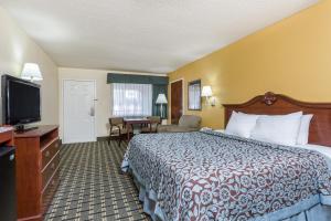 King Room - Non-Smoking room in Days Inn & Suites by Wyndham Warner Robins Near Robins AFB