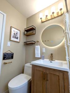 BeachShift - Boho 1 Bedroom BEACH Condo with Mid Size Parking, AC & Laundry - Walk 10min to BEACH!