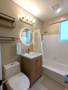 BeachShift - Boho 1 Bedroom BEACH Condo with Mid Size Parking, AC & Laundry - Walk 10min to BEACH!