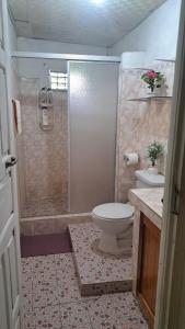 Habitación indpte para 3 personas con baño privado y patio