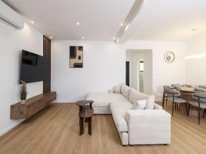 Elegant Villa with Jacuzzi in Suko an