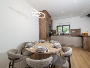 Elegant Villa with Jacuzzi in Suko an