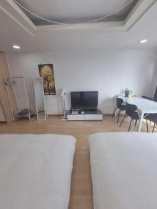 Hongdae Hue - 1min from Hongik Uni station Exit1