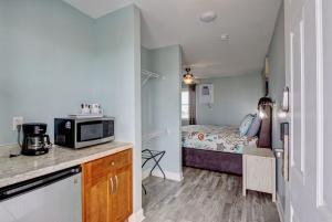Surf City Stay Motel Unit - Walk to Beach