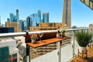 CN Tower & lake view 21st Floor Downtown Toronto Condo with rooftop pool
