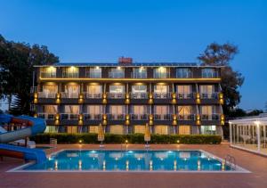 Aperion Beach Hotel Side