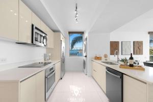 Relax & Unwind in Modern Apartment with Amenities