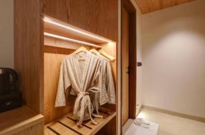HOTEL VISHAL RESIDENCY NEAR IGI DELHI AIRPORT with FREE AIRPORT DROP