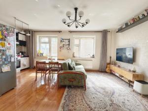Cozy Apartment with Workspace & Light