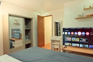 Smart Home with King Bed, PS5, Parking & IG Spaces
