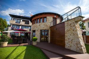 Pole Position Beach Hotel