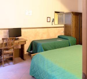 Triple Room room in Hotel Monica