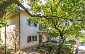 Cozy Apartment In Klenovica With House Sea View