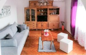 Cozy Apartment In Klenovica With House Sea View