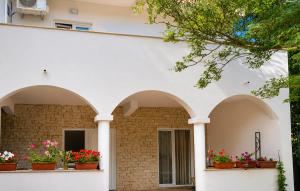 1 Bedroom Gorgeous Apartment In Tribanj Sibuljina