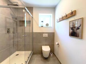 Exclusive 85 qm Wohnung, offener Loft-Charakter, 24-Std Check-In, separater Eingang, Parkplatz, 6 Personen, 3 Schlafzimmer, Familien- Geschäftswohnung, WLAN