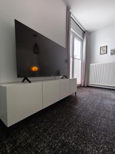 Exclusive 85 qm Wohnung, offener Loft-Charakter, 24-Std Check-In, separater Eingang, Parkplatz, 6 Personen, 3 Schlafzimmer, Familien- Geschäftswohnung, WLAN