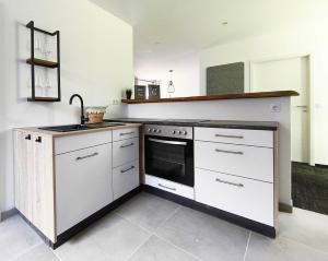 Exclusive 85 qm Wohnung, offener Loft-Charakter, 24-Std Check-In, separater Eingang, Parkplatz, 6 Personen, 3 Schlafzimmer, Familien- Geschäftswohnung, WLAN