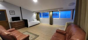 Jon rooms