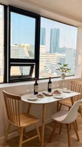 Near Busan Station, 6people, Room2 Bed3, 12pm, luggage, OTT, washing machine