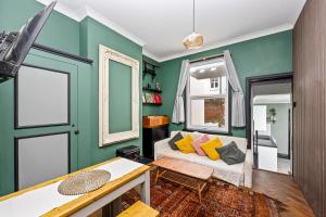 Artsy Oasis with Sea Views Next to Queens Park