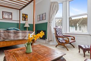 Artsy Oasis with Sea Views Next to Queens Park