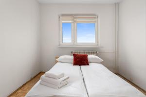 Oświecenia 10th Floor View Apartment by BookingHost