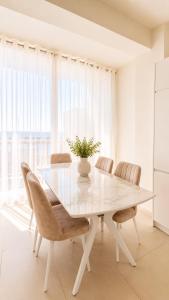 Spacious Green Coast Stay for 10 Guests 104D, 104C