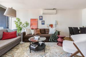Modern 3BR Skyline Retreat - Pool, Gym & Views