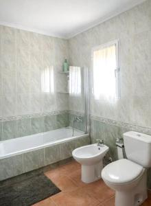 El Edén Bungalow con terraza y piscina comunitaria en Guardamar
