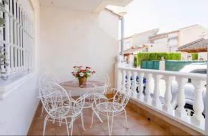 El Edén Bungalow con terraza y piscina comunitaria en Guardamar