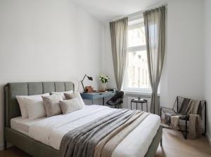 Central Apartments Lodz - 13 People - 3 Bedroom Apartment - City Center -GN56