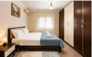 Cozy Breeze Central Apartment