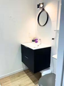 Charmante maison rénovée, plage à pied, cour privée