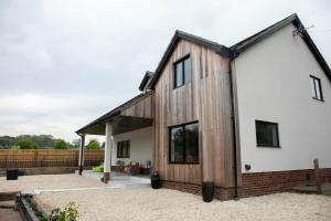 House Sleeps 10 with Enclosed Garden