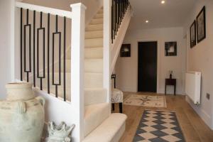 House Sleeps 10 with Enclosed Garden