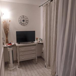 T2 residence alhambra avec piscine a 800 m plage richelieu et 300m ile des loisirs