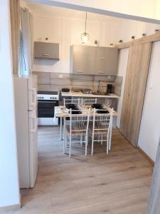 Nikos Place