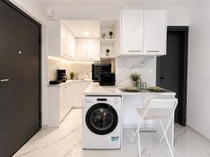 Aiolos elegant escapes near the sea of Alimos