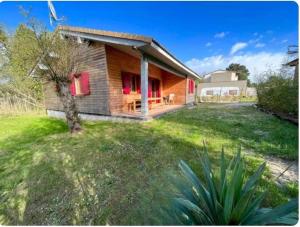 Chalet bois et volets rouges