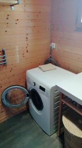 Chalet bois et volets rouges