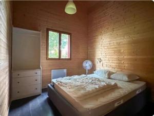 Chalet bois et volets rouges