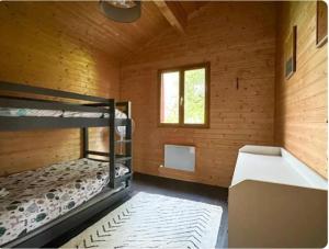 Chalet bois et volets rouges