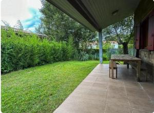 Chalet bois et volets rouges