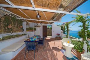 Casa Sunset, Among the stairs of Praiano